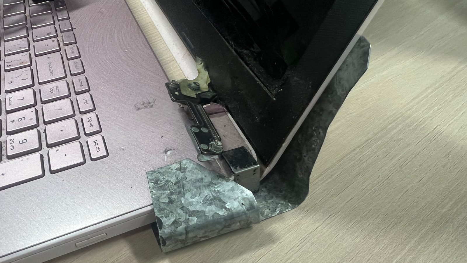 Detail podomácku přelepeného pantu notebooku