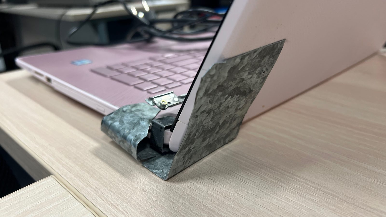 Pant notebooku podomácku přelepený páskou – oprava způsobem, který nedoporučujeme