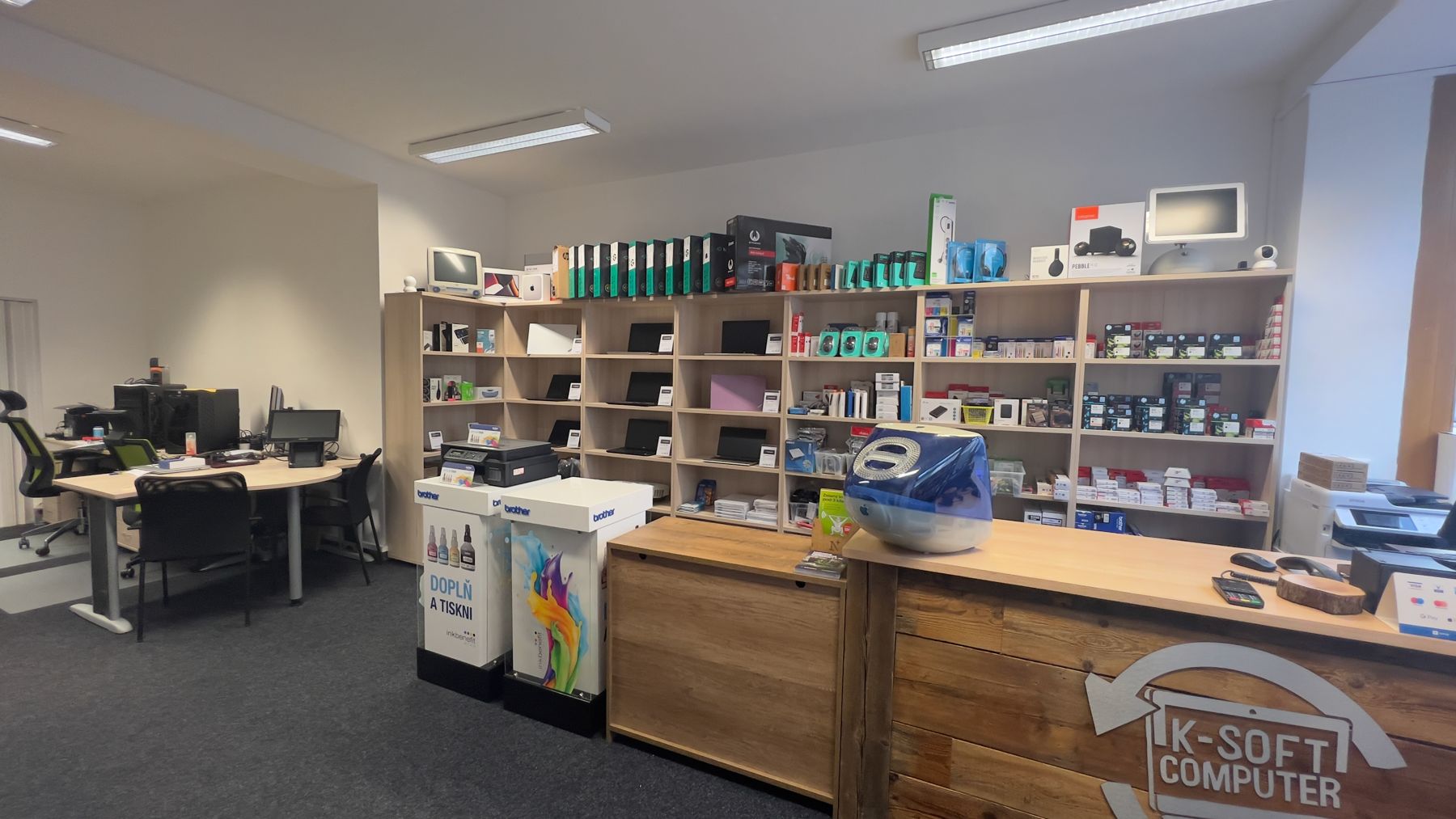 Prodejna K-SOFT s regály a pultem