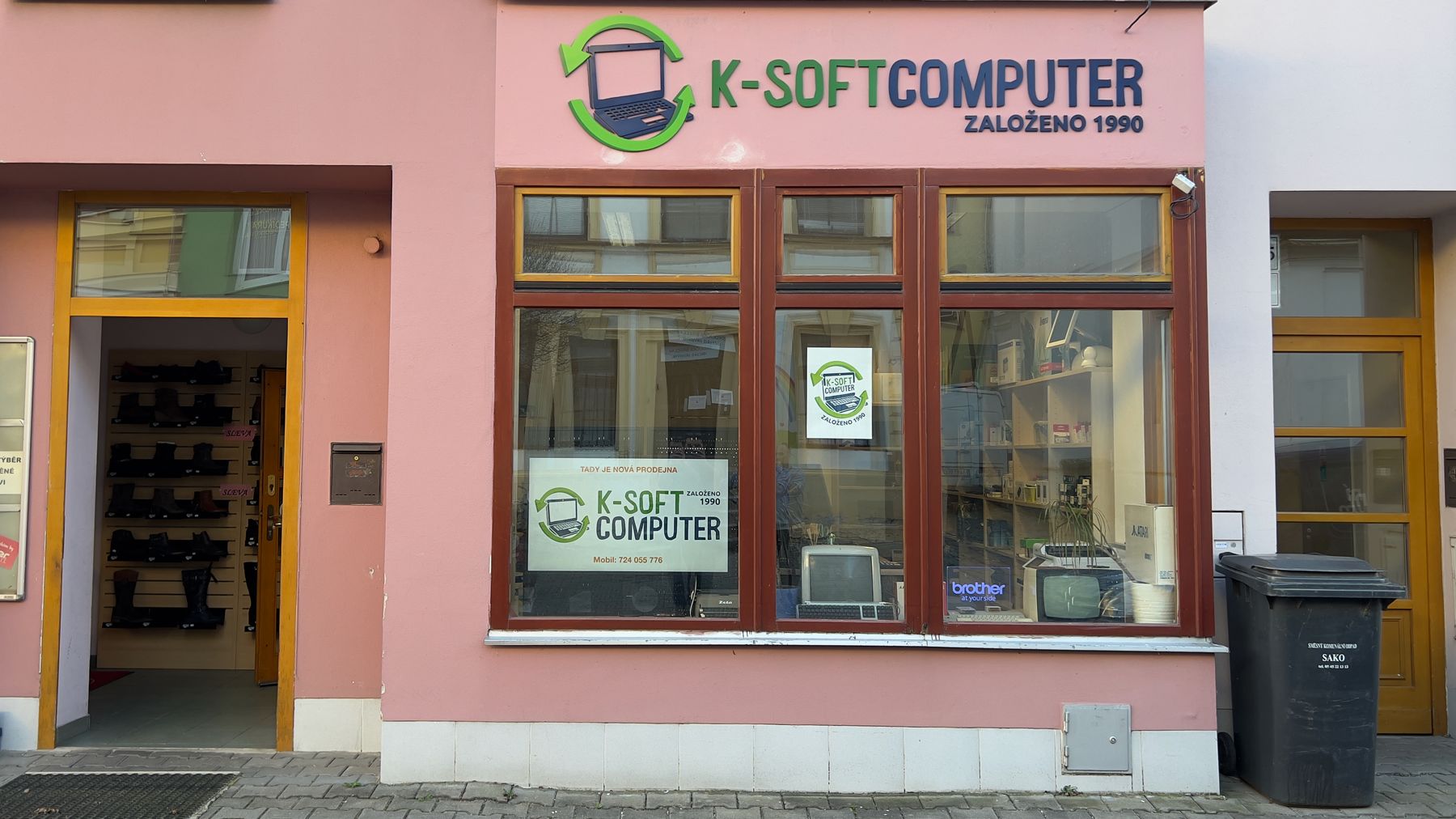 Vchod do prodejny K-SOFT COMPUTER z ulice, U Tržiště 23, Břeclav