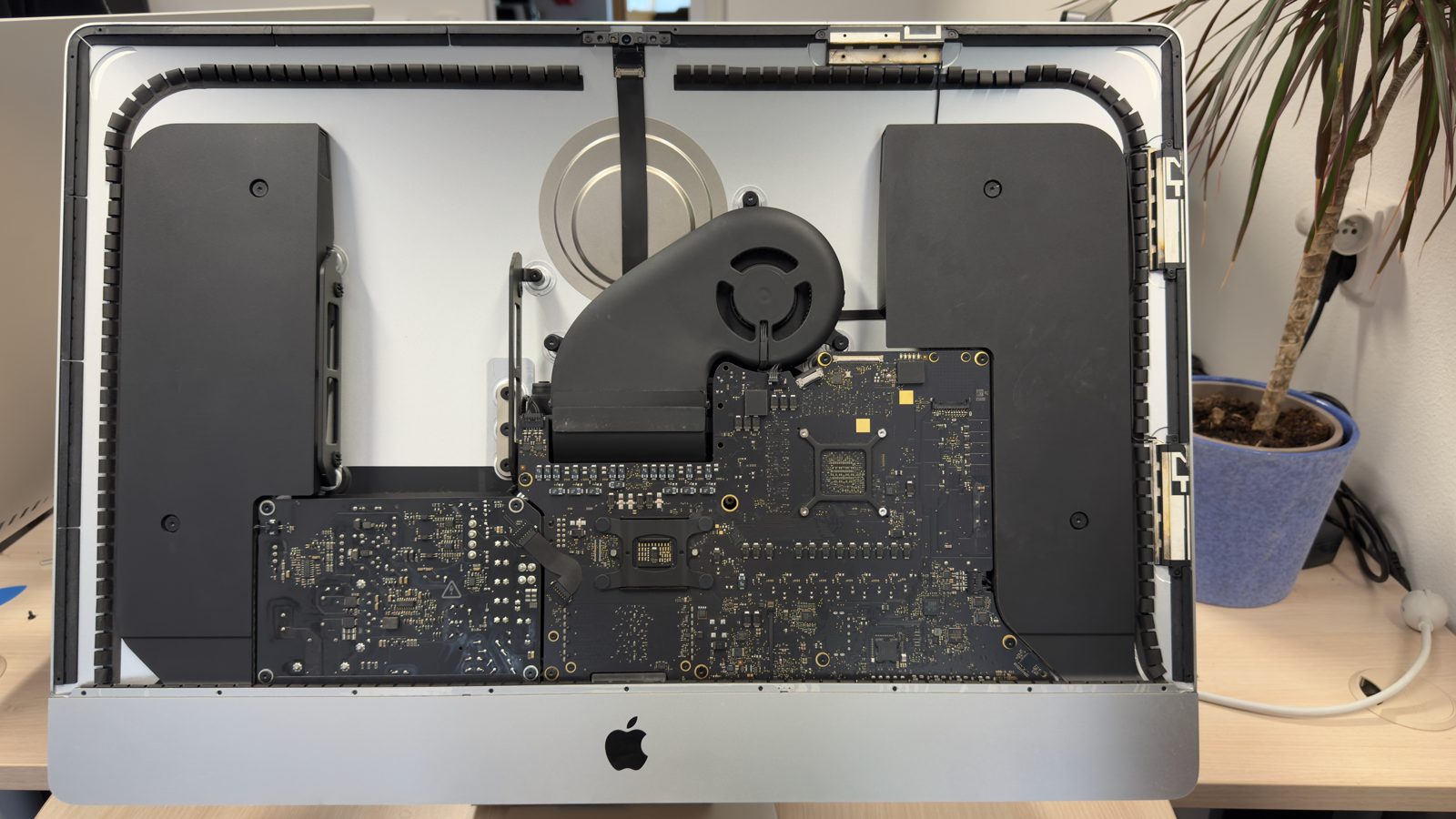 Otevřený Apple iMac při výměně displeje